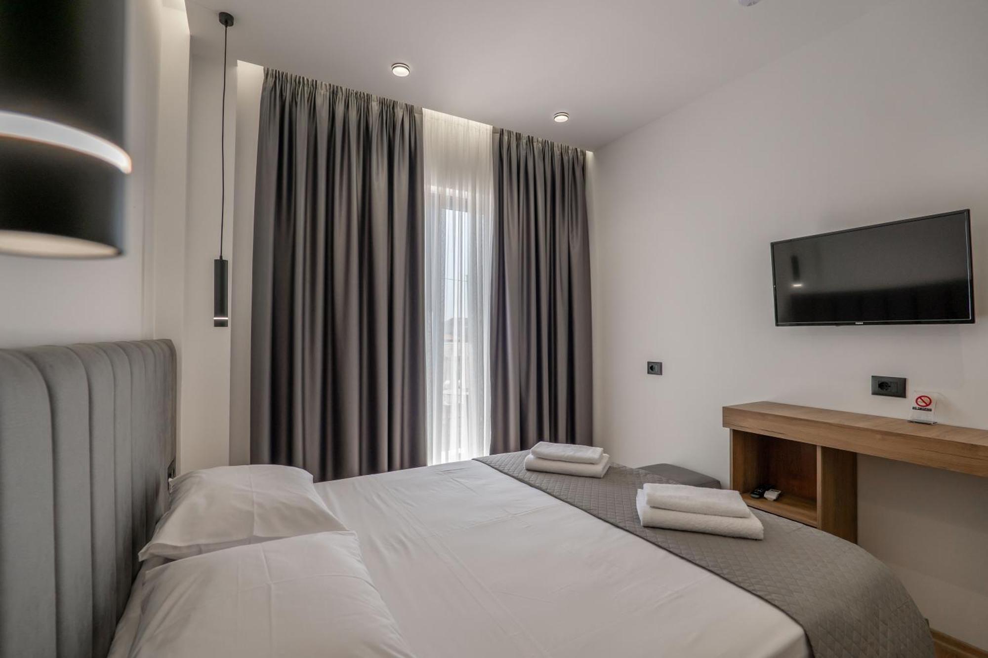 Keos Hotel Sarandë Exteriör bild