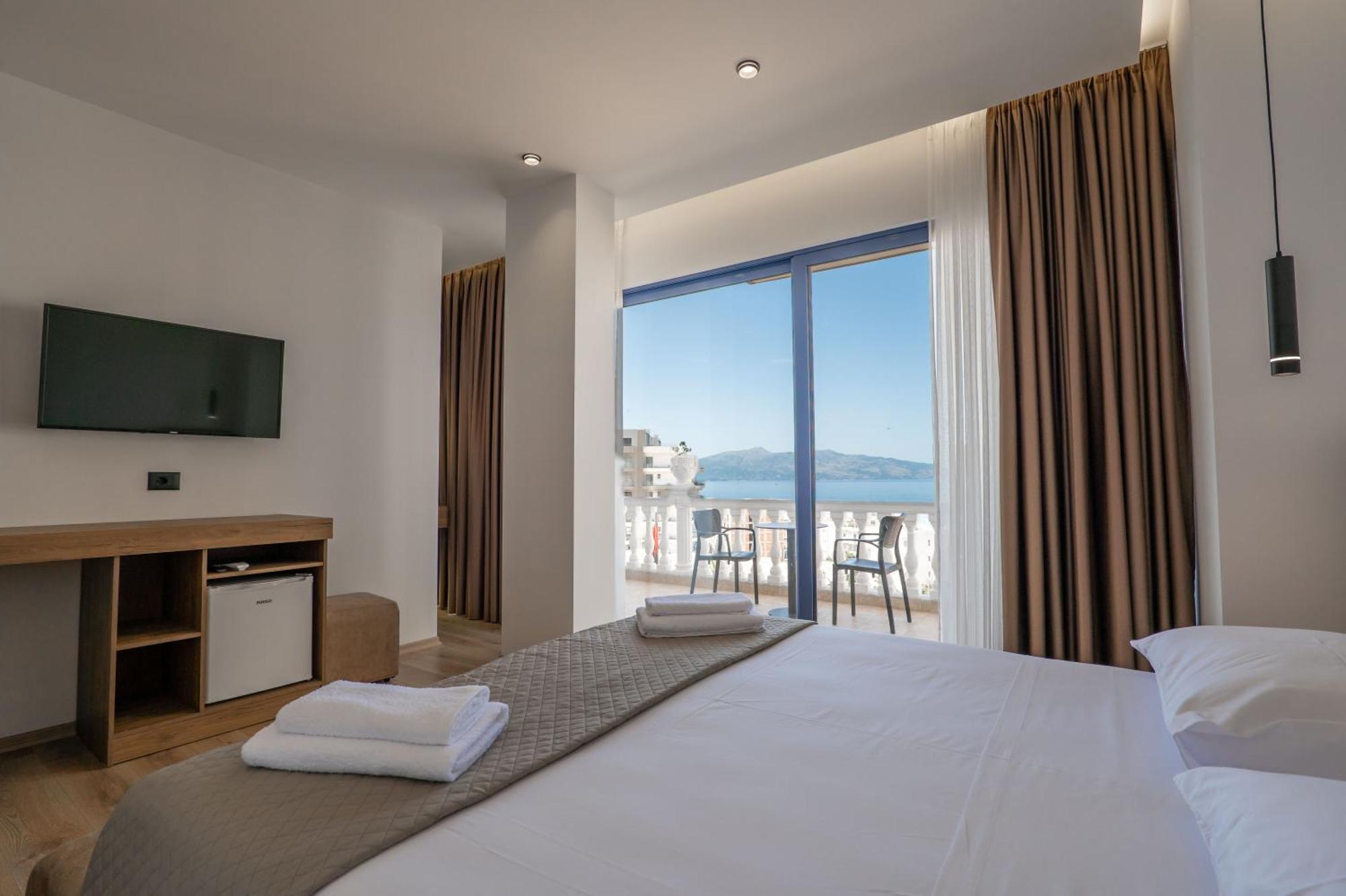 Keos Hotel Sarandë Exteriör bild
